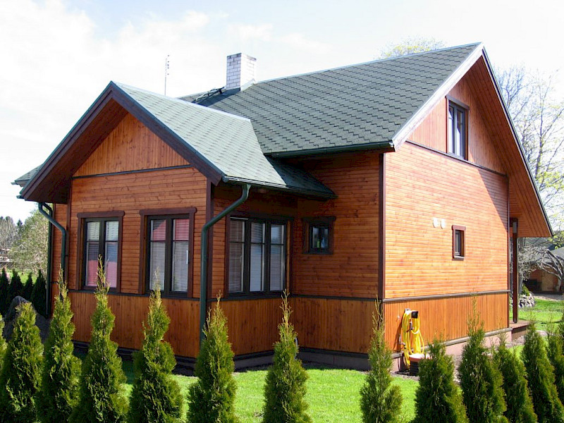 Kasutatavad materjalid Puit on looduslikult soe, olles 12 korda v&auml;iksema soojusjuhtivusega kui betoon ning 1500 korda halvem soojusjuht kui alumiinium. Seet&otilde;ttu on puit kasutatav n&auml;iteks teraskonstruktsioonide kaitsmiseks kuumuse eest tulekahju korral. Tuulet&otilde;kkega kaetud v&auml;lisseinte kahesuunalise soojustamisega on hoone kaitstud sisemise niiskuse eest, s&auml;ilitades kogu hoone konstruktsiooni tervena aastak&uuml;mneteks. Tutvu meie toodetega&nbsp;