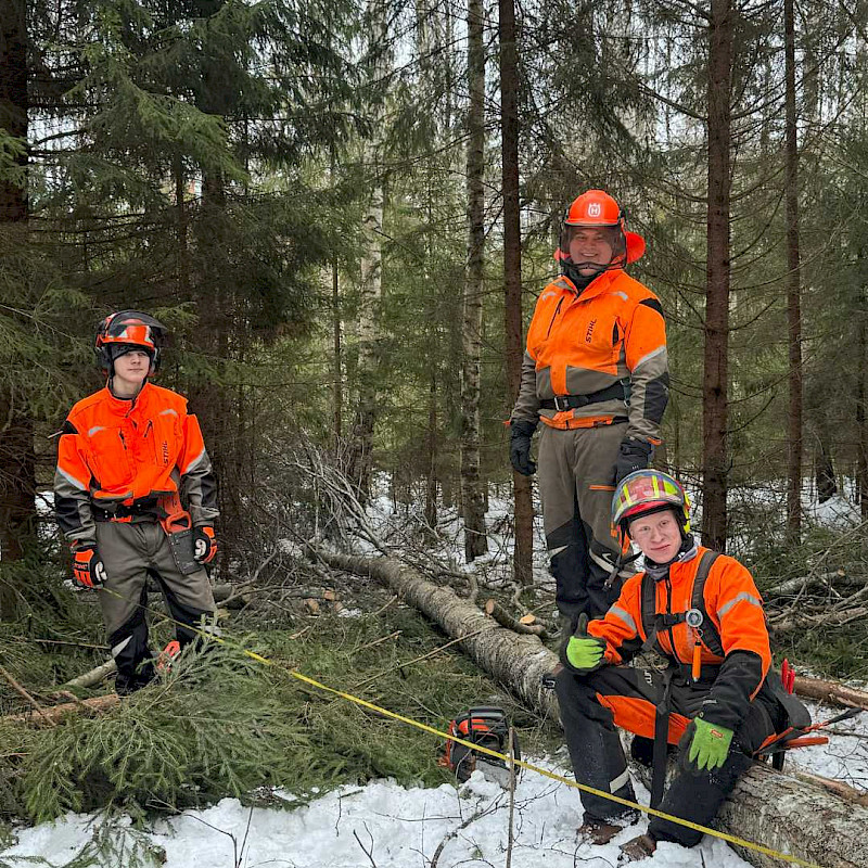 НАШИ ЗАМЕЧАТЕЛЬНЫЕ КУРСЫ ДЛЯ ЮНЫХ УЧЕНИКОВ 	Изучение специализации на школьном курсе требует пребывания в Луа., Мы предлагаем уникальную схему обучения 8 2, при которой 8 недель занятий сменяются 1 неделей закрепления знаний и 1 неделей мотивации., Мы предлагаем вам страхование жизни, прививку от клеща, компенсацию на проезд и питание, финансовые стипендии и другие льготы. Профессиональное образование и обучение длястудентов VET 	Лесник, Оператор харвестера, Оператор форвардера ВЕТЕРИНАРНАЯ ПОДГОТОВКАДЛЯ УЧАЩИХСЯ ВЕТЕРИНАРНЫХ ШКОЛ 	Налоговый оператор, Оператор харвестера, Оператор форвардера ПРОФЕССИОНАЛЬНОЕ ОБУЧЕНИЕ 	для молодых людей в возрасте 17-25 лет, которые не учатся и не работают. Подробнее ЗДЕСЬ.
