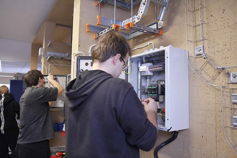 Koolitused eneset&auml;iendamiseks ja erialase p&auml;devuse t&otilde;stmiseks t&auml;iskasvanud &otilde;ppijatele.