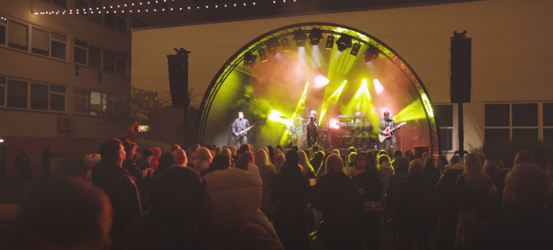 Hoovipidu 2022 02.09.2022 toimus Tallinna Majanduskooli hoovis juba 6. korda legendaarne Hoovipidu, mis t&otilde;i taaskord kokku &otilde;ppijad, vilistlased, &otilde;petajad ja t&ouml;&ouml;tajad. &Otilde;htut vedas Andres Torm ning peomeeleolu l&otilde;i DJ Heiki P&auml;rn. Imelise muusikaelamuse eest hoolitsesid Stefan koos b&auml;ndiga ning ansambel Traffic.&nbsp; Vaata 2022 aastal toimunud Hoovipeo meeleolukat j&auml;relfilmi.