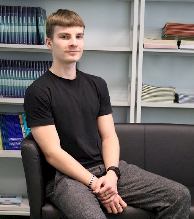 Меня зовут Карл-Ричард Ояла, я учусь в Кохтла-Ярвеской гимназии для взрослых. Здесь работают преподаватели, которые умеют адаптировать свой подход к различным потребностям учеников, учебным ситуациям и непредсказуемым изменениям. Мне здесь нравится, потому что можно учиться и одновременно работать. Преподаватели здесь отзывчивые и готовые к сотрудничеству.