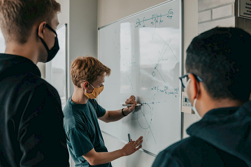 Вроцлавский университет стремится к мобильности - мы хотим, чтобы наши студенты и выпускники были открыты миру, чтобы их учеба была научным приключением, но и чтобы они чувствовали себя "гражданами мира". Основанный в 1702 году, университет уже является международным вузом - у нас самое высокое соотношение иностранцев и местных студентов в Польше. Помимо предложений от альянса Arqus, есть возможность проучиться семестр или два по программе Erasmus+ в одном из 48 европейских университетов или по программе MOST в другом университете Польши.