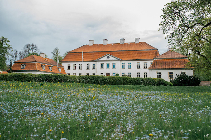 Come and learn in the wonderful Suurem&otilde;isa Manor!