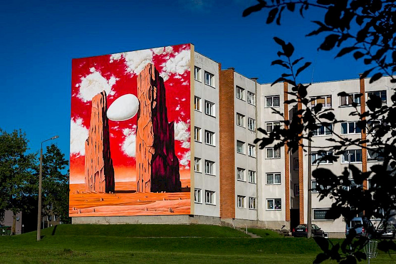 Navitrolla paintings on V&otilde;ru city apartment buildings
