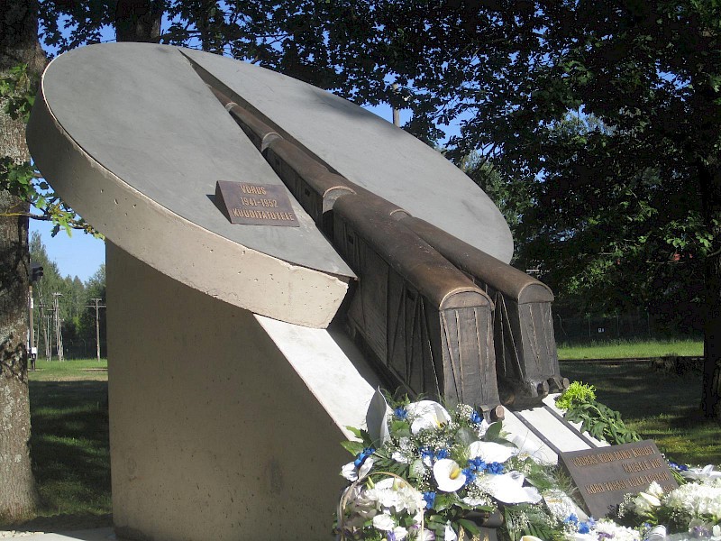 Мемориал депортированным на железнодорожной станции Выру
